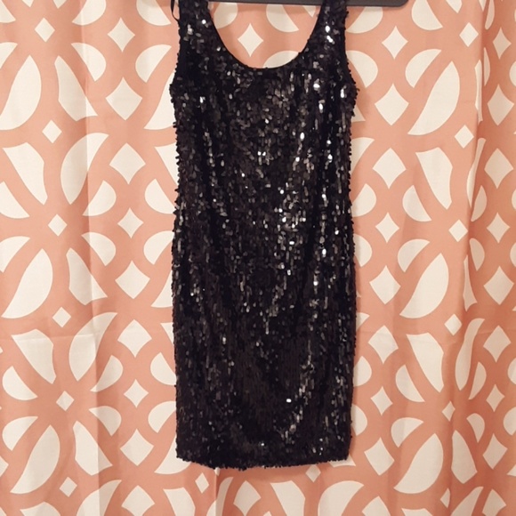 Eye Catching Dress!! 100% Polyester form fitting. - Picture 3 of 5